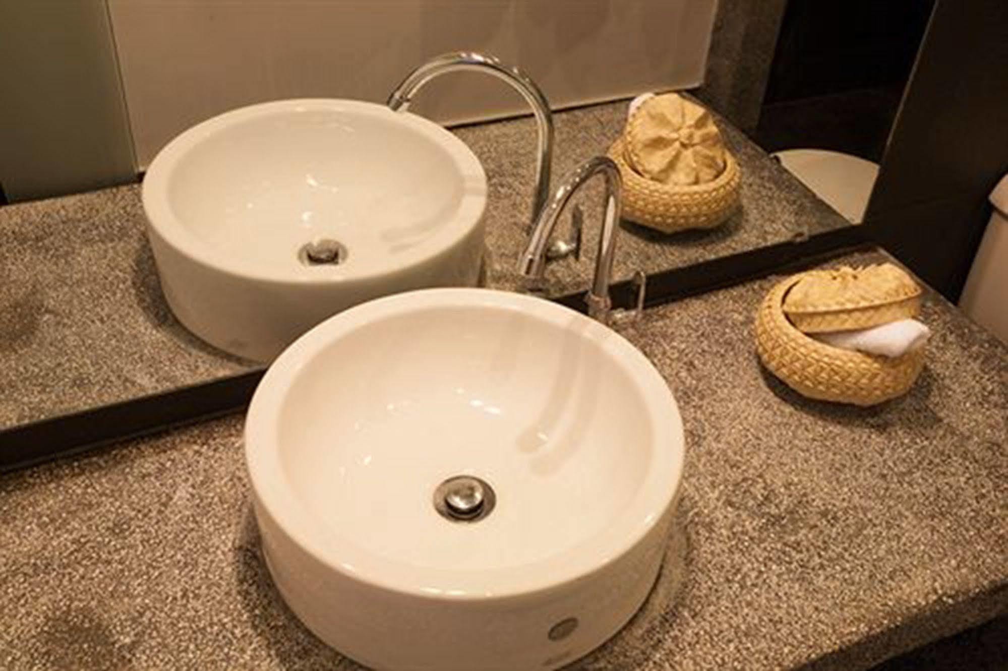 The 252 Hotel Phnom Penh Bagian luar foto