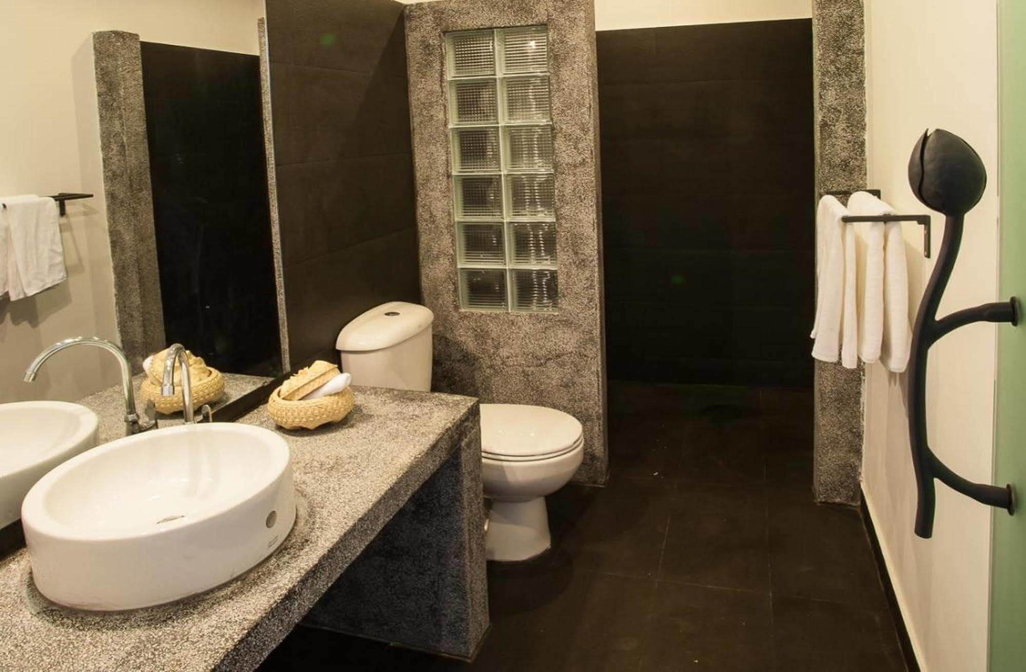 The 252 Hotel Phnom Penh Bagian luar foto